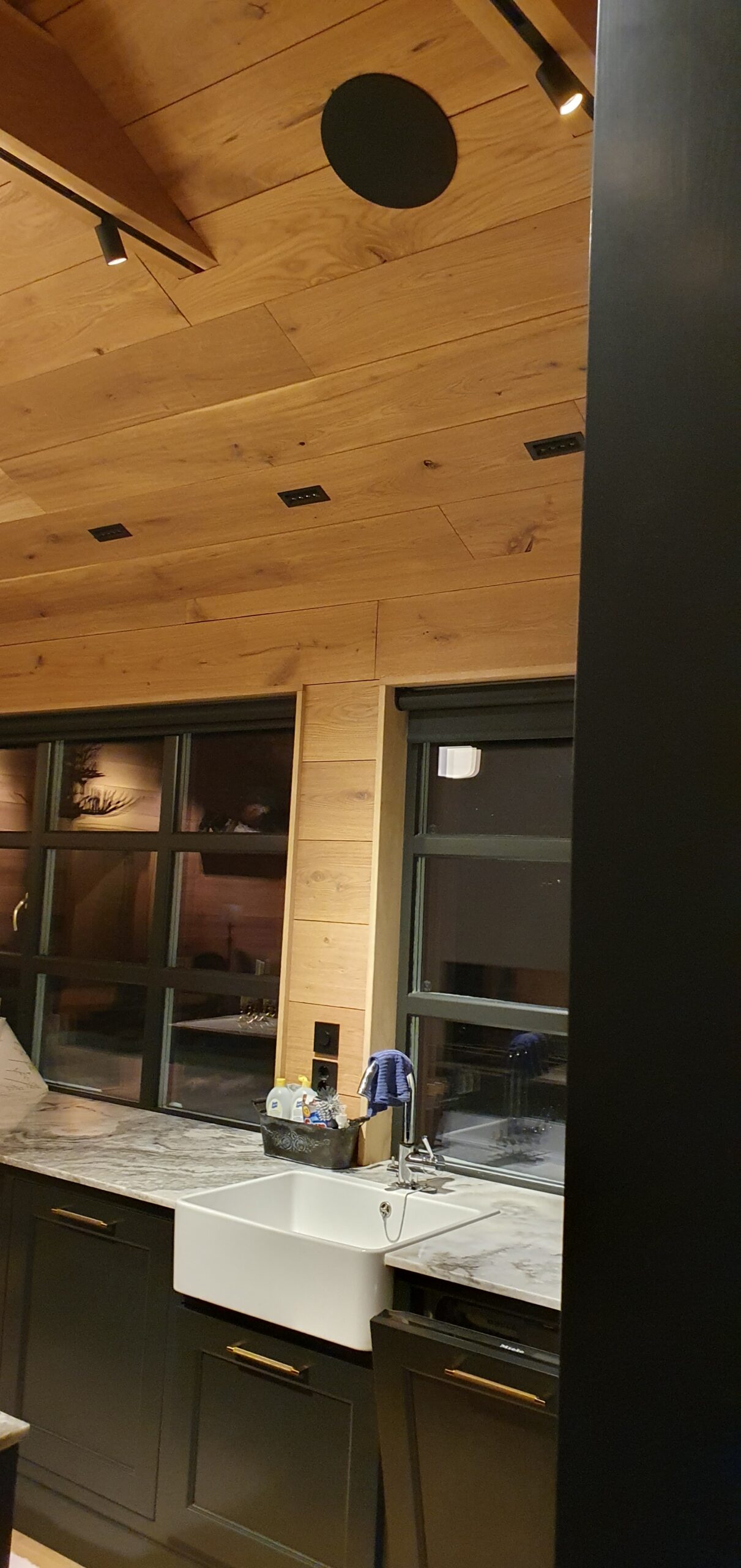 Kjøkken innredning (integrert lyd)_200802 Kjøkken innredning med integrert lydsystem og innbyggingshøyttalere